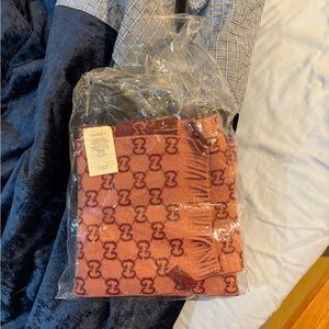 Gucci BRAND NEW Pink logo scarf